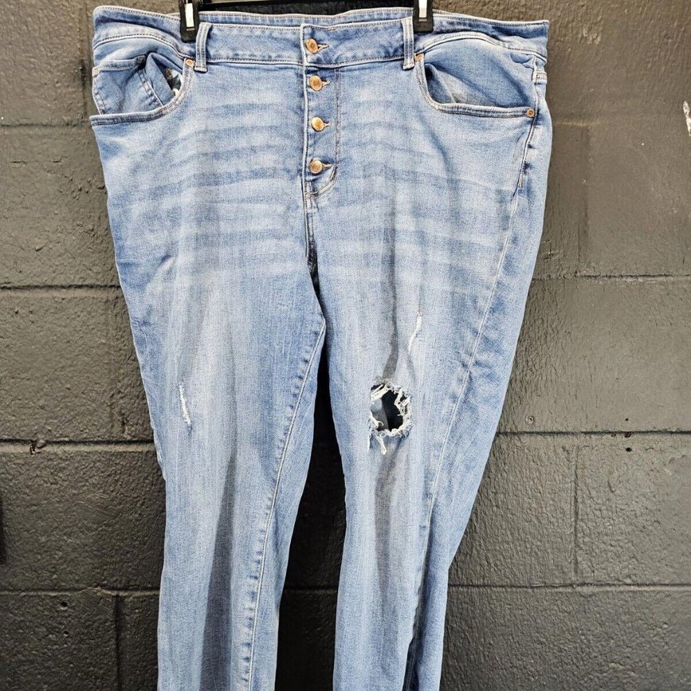 M Jeans By Maurices Women's Capris Size 24W Mid Rise  Wash Denim Distressed